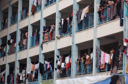 Palestinos que han huido de sus hogares observan un ataque israelí cercano mientras se refugian en una escuela administrada por la ONU, este viernes en Jan Yunis.