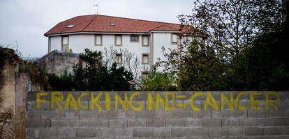 Pintada en contra del fracking en un municipio de Cantabria.