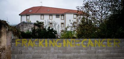 Pintada en contra del fracking en un municipio de Cantabria.
