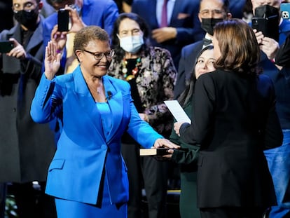 Karen Bass juró el cargo el domingo en una ceremonia a la que acudió la vicepresidenta, Kamala Harris, en el teatro Microsoft de Los Ángeles.