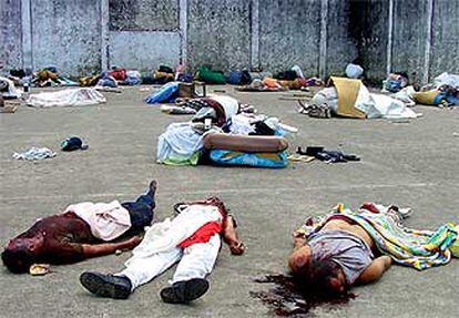 Los cuerpos de los muertos yacen esparcidos en el penal hondureño de El Porvenir.