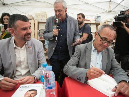 Santi Vila (esq.) i Joan Coscubiela han coincidit signant llibres.