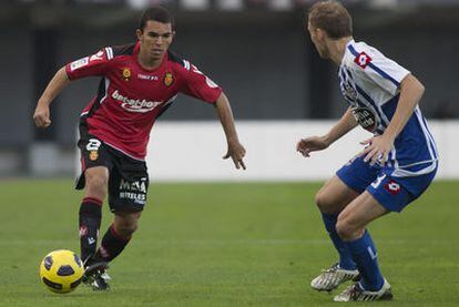 El jugador del Mallorca Ratinho encara al deportivista Seoane.