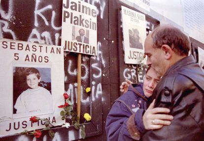 Familiares de las víctimas del atentado contra el centro judío, en 1994.
