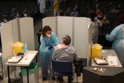 Una persona recibe la primera dosis de la vacuna de Pfizer contra la  covid este martes en Getafe (Madrid).