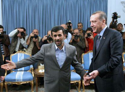 El presidente iraní, Ahmadineyad, recibe en Teherán al primer ministro turco, Erdogan.