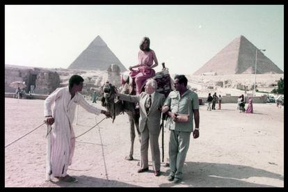 Jorge Luis Borges y María Kodama, en El Cairo, en una imagen de la exposición 'El atlas de Borges'.