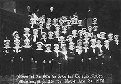 Fiesta de final de curso de 1956 en el Colegio Madrid, de México, fundado por republicanos españoles. El quinto de la segunda fila por la izquierda es Arturo Janovitz, nieto de un republicano judío, cuando tenía cinco años.