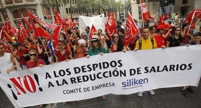 Trabajadores de Siliken protestando por el ERE en la empresa en las calles de Valencia.