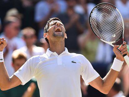 El serbio Novak Djokovic celebra su triunfo ante el sudafricano Kevin Anderson el 15 de julio en Wimbledon.