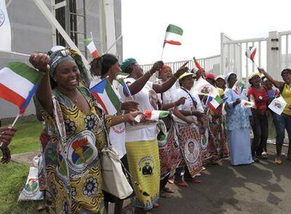 Simpatizantes del mandatario guineano, Teodoro Obiang, durante el mitin de cierre de campaña en la ciudad de Bata.
