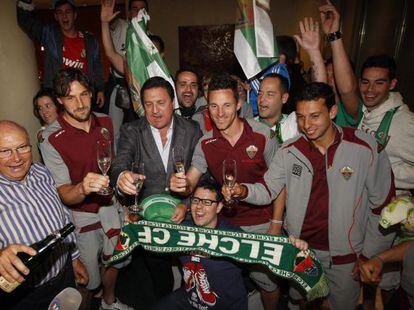 Jugadores y aficionados del Elche celebran en su hotel de concentración, en Almería, el ascenso.