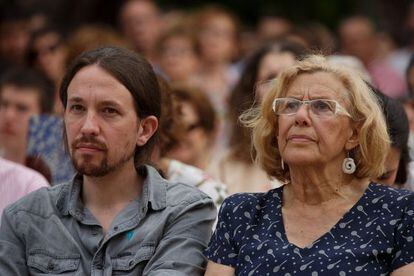 Pablo Iglesias, líder de Podemos, con la candidata de Ahora Madrid, Manuela Carmena, en un acto del 13 de mayo.