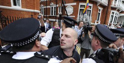 La policía británica arresta a un simpatizante de Assange a las puertas de la embajada de Ecuador.