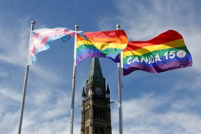 Flags of trans and LGTBI pride in front of the Parliament of Ottawa (Canada), in 2017.