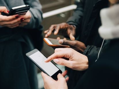 Un grupo de estudiantes en su teléfono móvil.