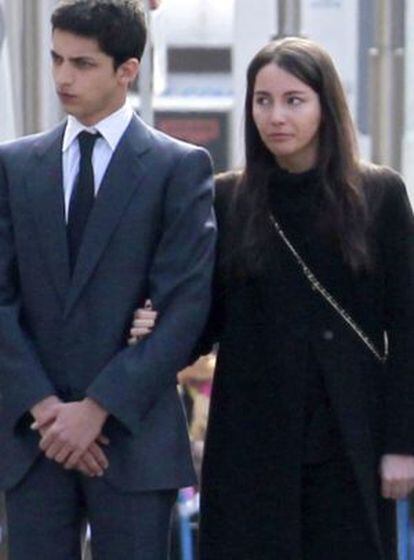 Alejandra Romero, con su hermano Fernando, en el entierro de su abuelo.