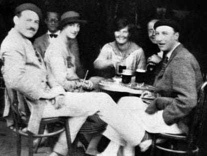 Hemingway en Pamplona en 1925 con los amigos que inspiraron &#039;Fiesta&#039;. De izquierda a derecha, el escritor, Lady Duff Twysden, Hadley Hemingway, y Harold Loeb.