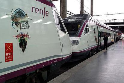 Uno de los trenes de la serie 104, en los que han viajado las autoridades encargadas de la inauguración, estacionado esta mañana en un andén de la terminal madrileña de Puerta de Atocha.