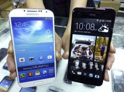 Un &#039;smartphone&#039; de Samsung  y otro de HTC.