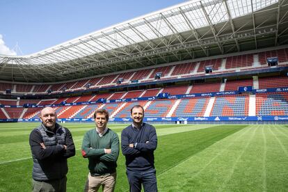 Los arquitectos navarros Alfonso Orueta, Jaime Suescun y Diego Fernández, creadores del proyecto ganador para reformar El Sadar, posan dentro del estadio ya terminado.