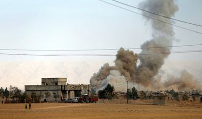 La aviación iraquí acabó hoy con la vida de un líder militar del EI, identificado como Waad Alá al Hamadani, cuando bombardeó el vehículo en el que viajaba con dos de sus ayudantes, en la zona de Bazauia, en el este de Mosul, informó a Efe el jefe del Comité de Seguridad del Consejo de la provincia de Nínive, Mohamed al Bayati. En la imagen, una columna de humo de un ataque con bomba al sur de Mosul, el 20 de octubre.