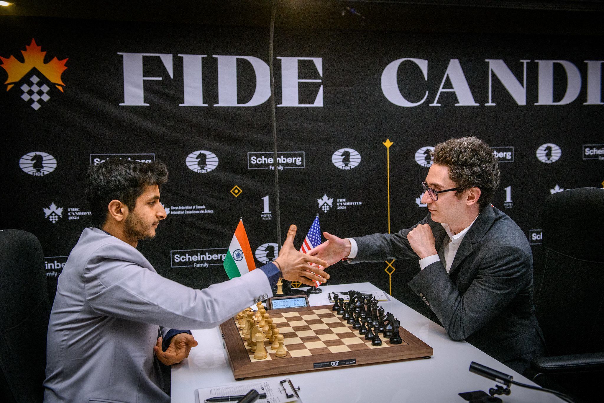Vidit y Caruana se saludan al inicio de la quinta ronda