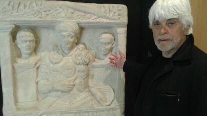 El novelista Valerio Manfredi junto a la estela funeraria de un centurión romano.