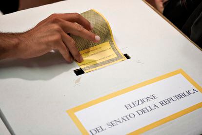Una persona depositaba su voto en un colegio, en Roma. La jornada electoral transcurre desde las 7:00 de la mañana hasta las 23:00, momento en el que cierran las urnas.

