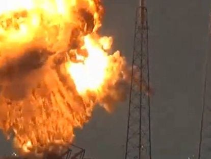 Momento de la explosión del cohete Falcon 9 en Cabo Cañaveral.