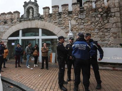 Policías municipales y nacionales, ayer durante la clausura del Palacio de la Misión. 