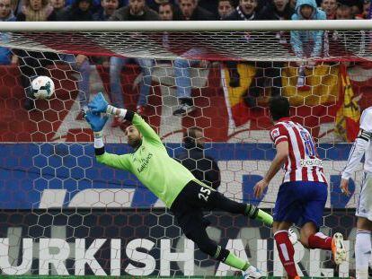 Diego López no ataja el disparo de Gabi, que significó el segundo gol del Atlético.
