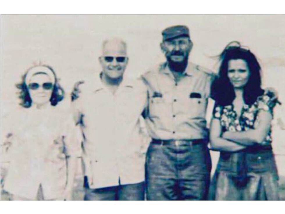Mercader amb la seva dona Roquelia, a qui posa la mà al braç, amb Raúl Castro a Cuba.