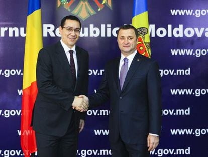 El primer ministro Ponta, con su homólogo moldavo, Vladimir Filat, durante una visita este martes.