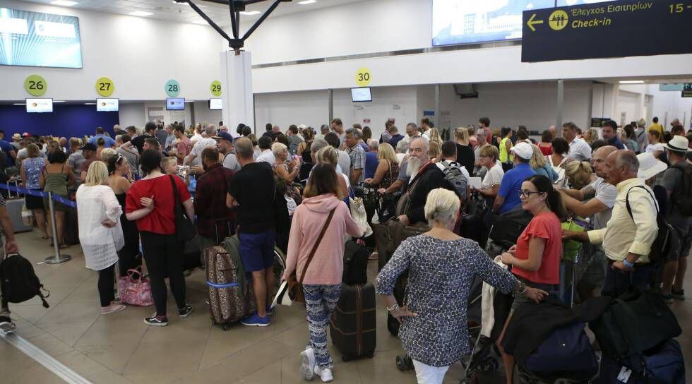 Una cola de pasajeros en el aeropuerto de Corfú (Grecia), este lunes.