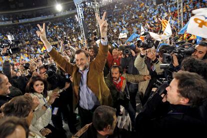 Nueve contratistas de la Comunidad Valenciana confesaron haber financiado a través de Gürtel mítines del PP. En la imagen, Mariano Rajoy y, agachado detrás, El Bigotes, en 2008.