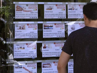 Vista de un escaparate de una inmobiliaria en Madrid, con anuncios de pisos en venta. 