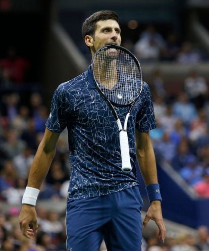 Novak Djokovic sostiene la raqueta con la boca en la final del US Open 2018.