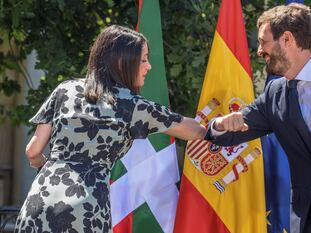 El presidente del Partido Popular, Pablo Casado, y la presidenta de Ciudadanos, Inés Arrimadas, se saludan en el acto central de campaña de la coalición PP+C´s en Euskadi, en julio de 2020.