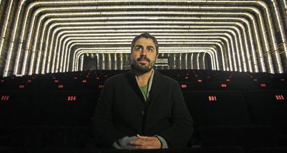 El director canario José Ángel Alayón posa en la Cineteca de Matadero.