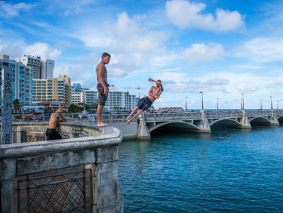 El puente de Dos Hermanos, en San Juan, donde los jóvenes suelen juntarse el fin de semana para lanzarse al agua haciendo piruetas.