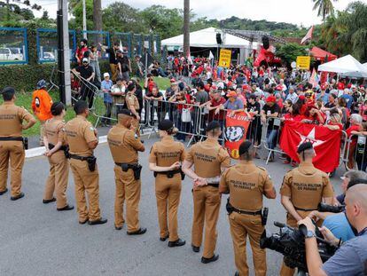 Policía militar y partidarios de Lula, en la ciudad de Curitiba, este viernes.