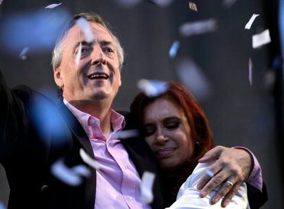 Néstor Kirchner y Cristina Fernández de Kirchner se abrazan en el cierre de campaña por la elecciones de 2007, en Buenos Aires.