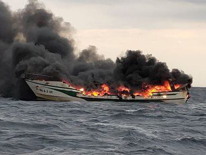 Cuatro tripulantes han resultado heridos en el incendio del barco