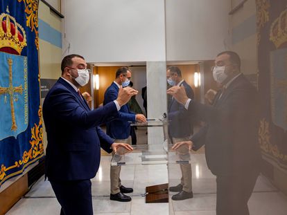 El presidente del Principado de Asturias, Adrián Barbón, este lunes, en una conferencia de prensa en la que ha pedido a Sanidad que autorice un confinamiento domiciliario durante 15 días.