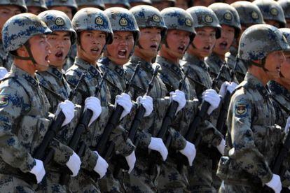 Soldados del Ej&eacute;rcito chino desfilan en Tiananmen, en 2009 con motivo del 60&ordm; aniversario de China. 