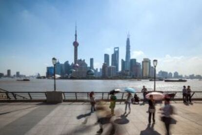 Vistas hacia los rascacielos de Pudong desde el paseo del Bund, en Shanghái.