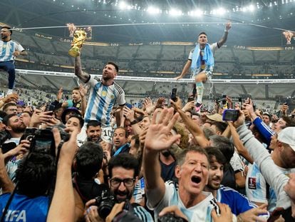 Lionel Messi, a hombros del Kun Agüero, celebra la victoria de Argentina en el Mundial de Qatar.