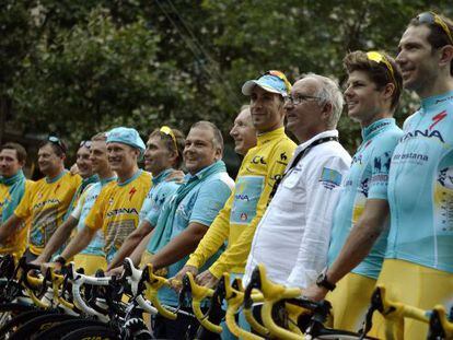Vinok&uacute;rov (con gorra azul) y Nibali (con maillot amarillo) posan en Par&iacute;s junto a otros corredores y t&eacute;cnicos del Astana tras ganar el Tour.