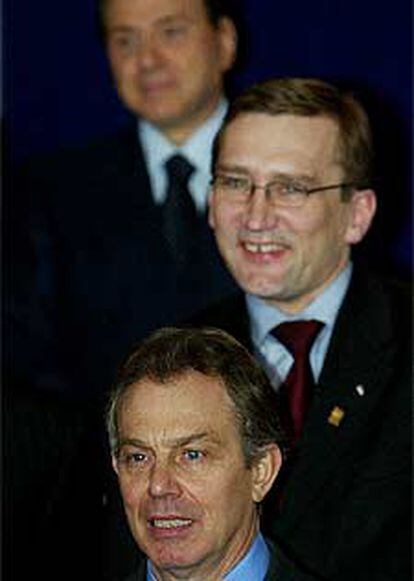 Blair, en primer término, junto al estonio Parts y el italiano Berlusconi.